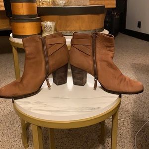 Cole Hahn sz. 8B dark Tan/Cognac 3 inch heel, ankle boot.